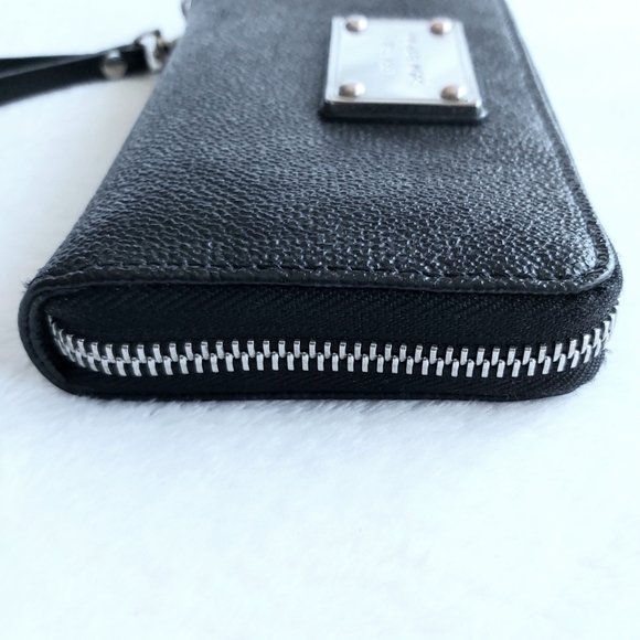 Michael Kors Jet Set Zip around Black Signature Wristlet Wallet - Picture 8 of 15